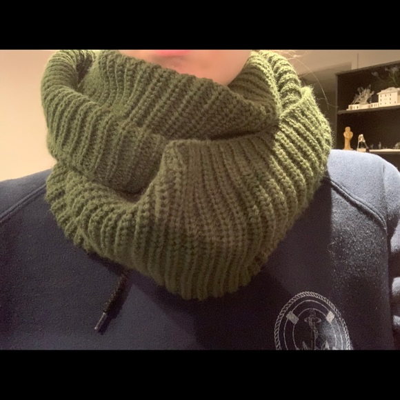 Green Infinity scarf - Picture 3 of 4